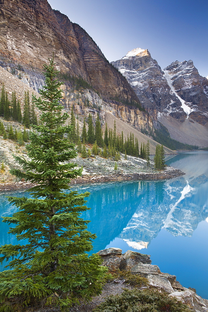 Moraine Lake in the Canadian Rockies, Banff National Park, UNESCO World Heritage Site, Alberta, Canada, North America