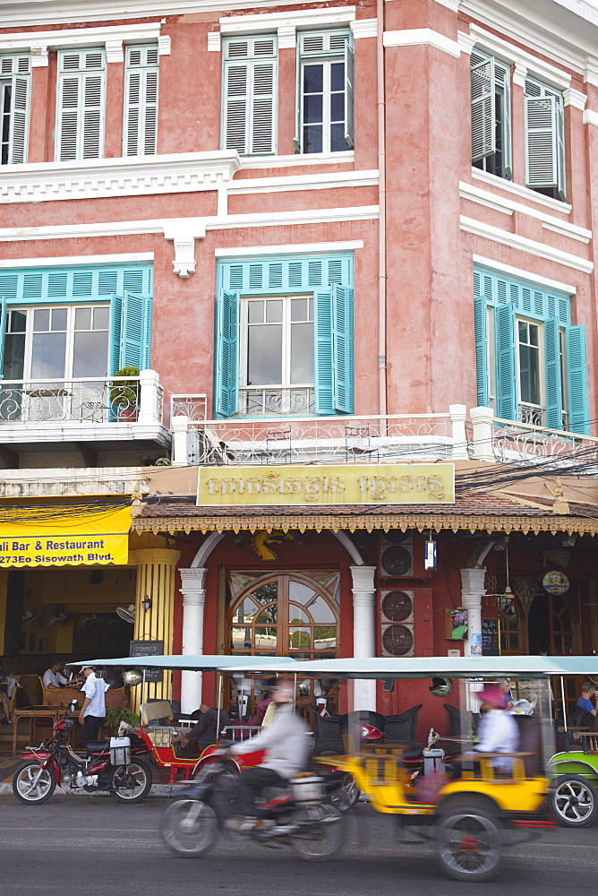 Restaurants along Sisowath Quay, Phnom Penh, Cambodia, Indochina, Southeast Asia, Asia