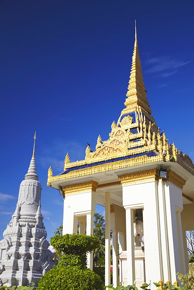 Stupa at Silver Pagoda in Royal Palace, Phnom Penh, Cambodia, Indochina, Southeast Asia, Asia 