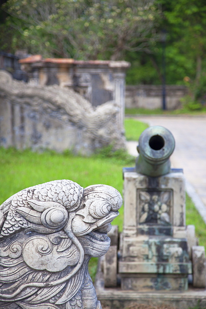 Statue and cannon in Forbidden Purple City in Citadel, UNESCO World Heritage Site, Hue, Thua Thien-Hue, Vietnam, Indochina, Southeast Asia, Asia