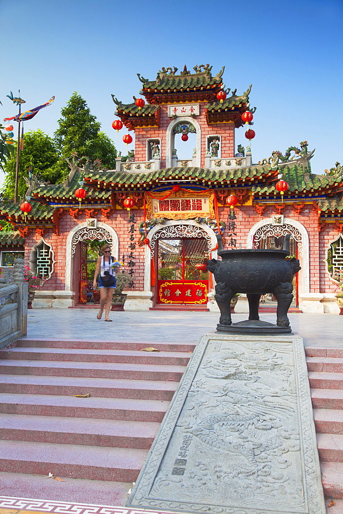 Tourist at Phouc Kien Assembly Hall, Hoi An, UNESCO World Heritage Site, Quang Nam, Vietnam, Indochina, Southeast Asia, Asia