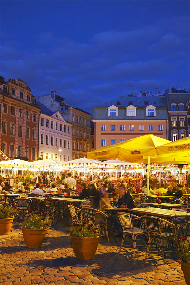 Outdoor cafes and Dome Cathedral at dusk, Riga, Latvia, Baltic States, Europe