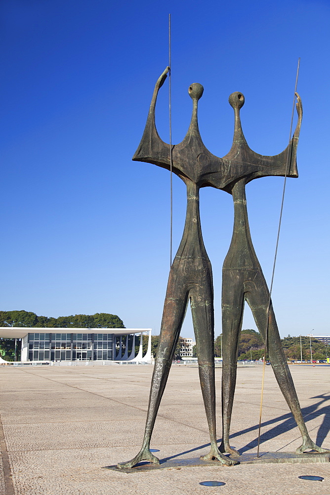 Supreme Federal Court, Dois Candangos (Two Labourers) sculpture, Three Powers Square, UNESCO World Heritage Site, Brasilia, Federal District, Brazil, South America