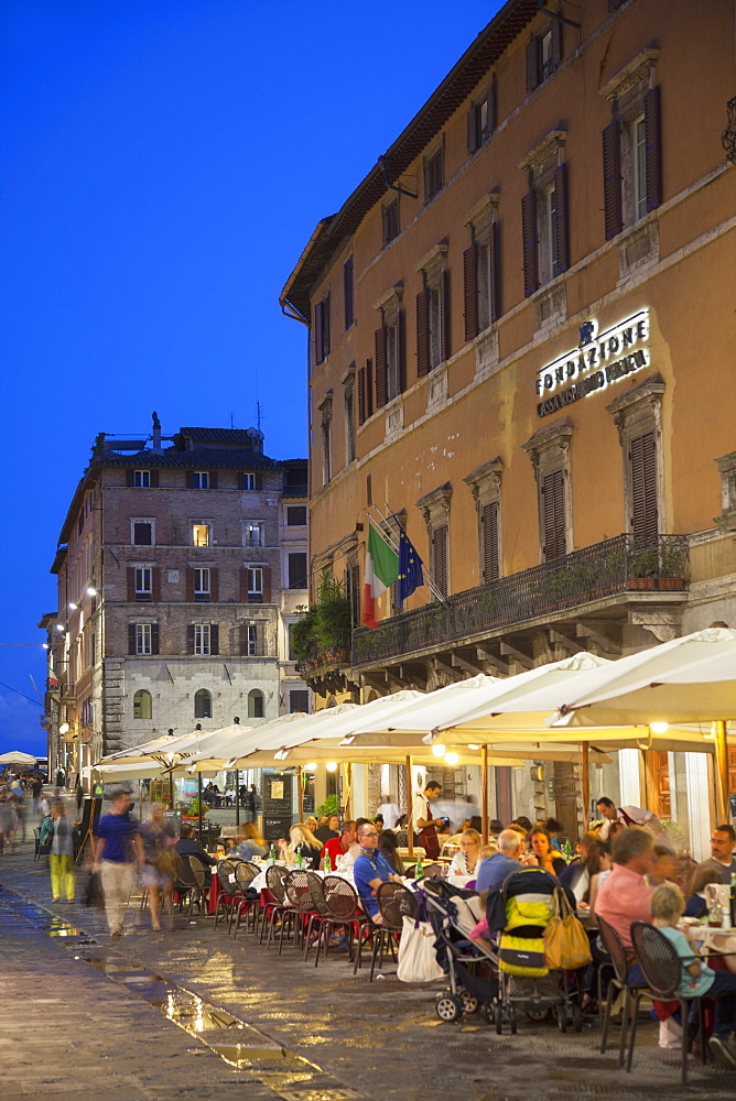 Outdoor restaurants on Corso Vannucci at dusk, Perugia, Umbria, Italy, Europe