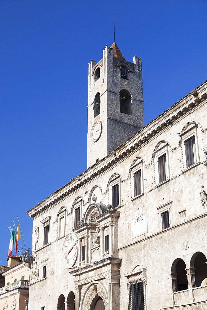 Palazzo dei Capitani del Popolo in Piazza del Popolo, Ascoli Piceno, Le Marche, Italy, Europe