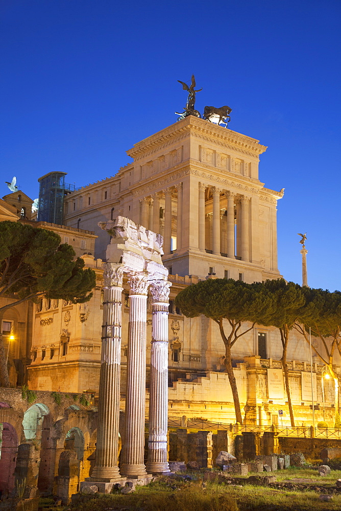 National Monument to Victor Emmanuel II and Roman Forum, UNESCO World Heritage Site, at dusk, Rome, Lazio, Italy, Europe