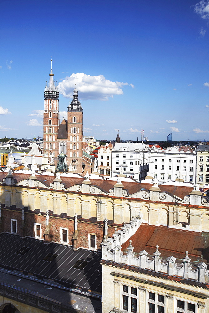 View of St. Mary's Church and Cloth Hall (Sukiennice), UNESCO World Heritage Site, Krakow, Poland, Europe