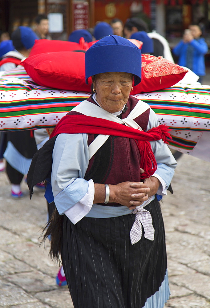 Naxi woman wearing traditional clothing, Lijiang, UNESCO World Heritage Site, Yunnan, China, Asia