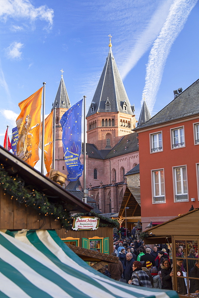 Christmas Market and Mainz Cathedral, Mainz, Rhineland-Palatinate, Germany, Europe