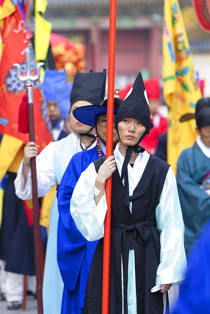 Traditional parade outside Changdeokgung Palace, Seoul, South Korea, Asia