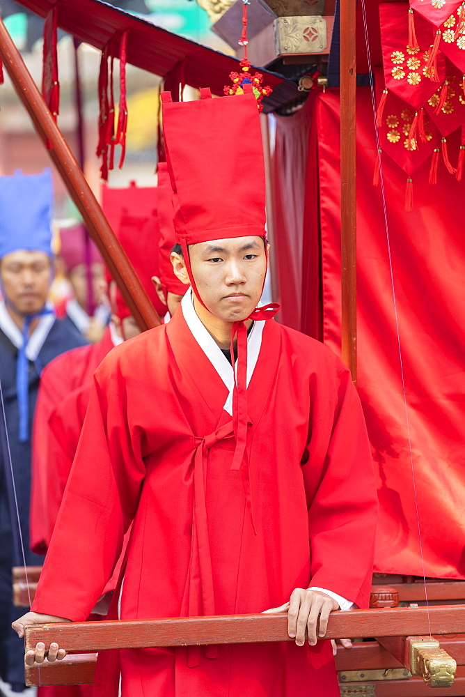 Traditional parade outside Changdeokgung Palace, Seoul, South Korea, Asia