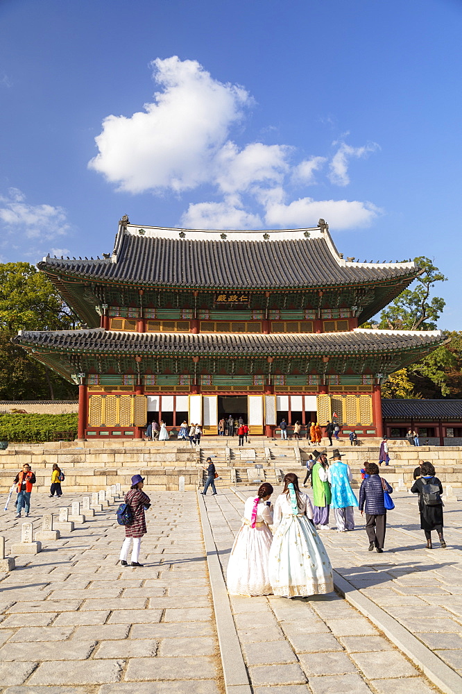 Tourists wearing traditional Korean clothes in Changdeokgung Palace, UNESCO World Heritage Site, Seoul, South Korea, Asia