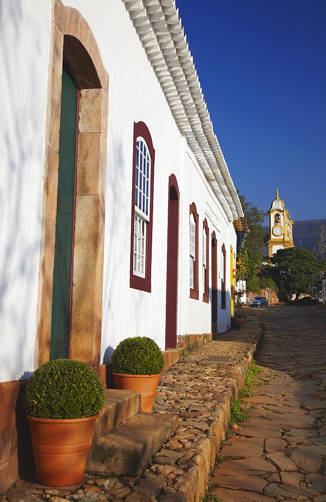 Colonial houses and Matriz de Santo Antonio Church, Tiradentes, Minas Gerais, Brazil, South America 