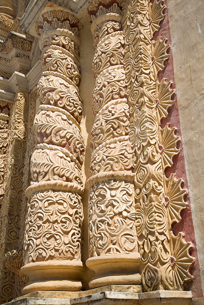 Intricately carved Solomonic columns, Temple of Santo Domingo de Guzman, founded in 1547, San Cristobal de las Casas, Chiapas, Mexico, North America 