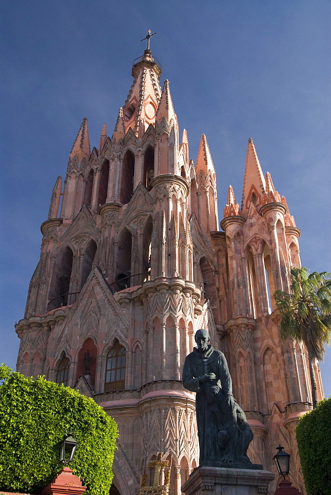 Parroquia de San Miguel Arcangel, late 19th century church and statue of Friar Juan de San Miguel in front, San Miguel de Allende, Guanajuato, Mexico, North America