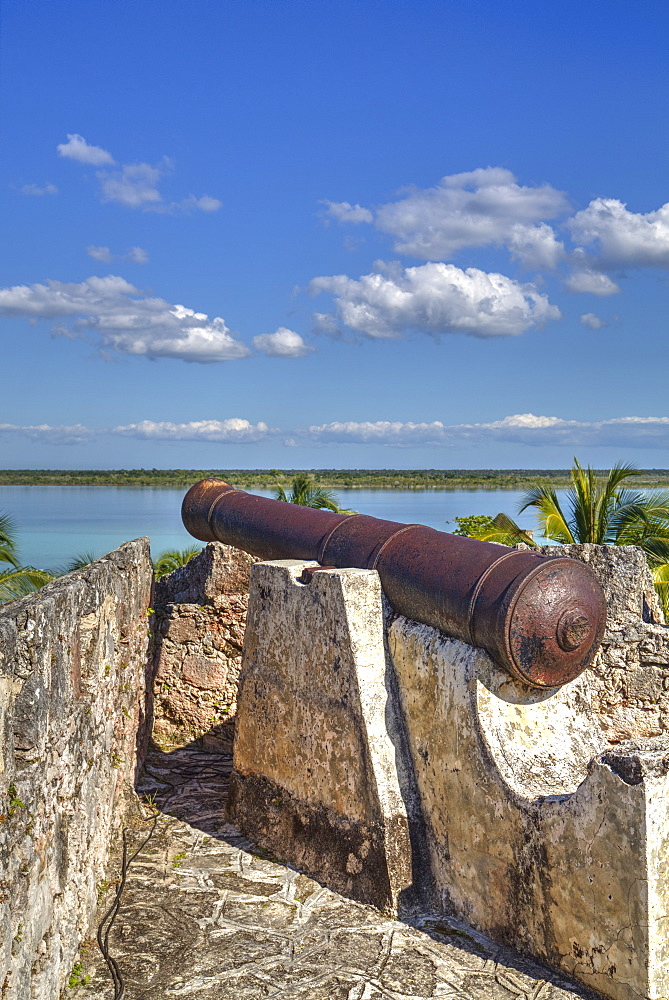 Old cannon, Ramparts of San Felipe Fort, built in 1733, Laguna Bacalar, Quintana Roo, Mexico, North America