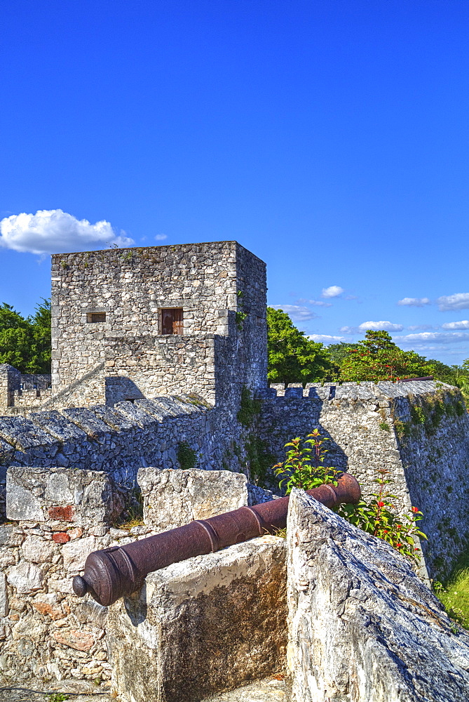 Old cannon, Ramparts of San Felipe Fort, built in 1733, Laguna Bacalar, Quintana Roo, Mexico, North America