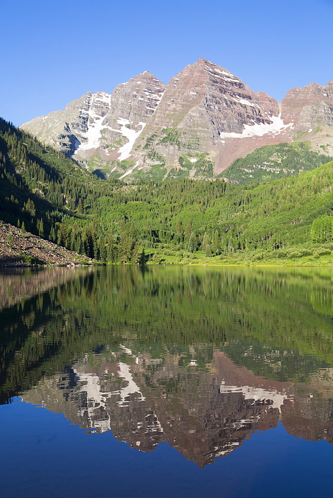 Maroon Lake and Maroon Bells Peaks in the background, Maroon Bells Scenic Area, Colorado, United States of America, North America