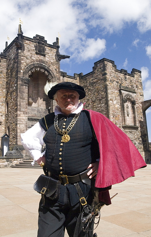 Castle steward in traditional dress, provides information to tourists, Edinburgh Castle, Edinburgh, Lothian, Scotland, United Kingdom, Europe