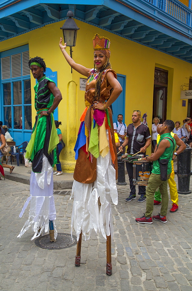 Street dancers on stilts, La Habana Vieja, UNESCO World Heritage Site, Havana, Cuba, West Indies, Central America