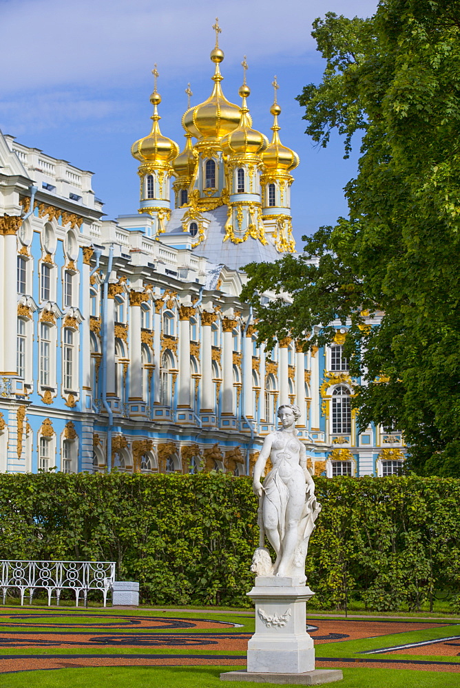 Garden statue, Catherine Palace in the background, Tsarskoe Selo, Pushkin, UNESCO World Heritage Site, Russia, Europe