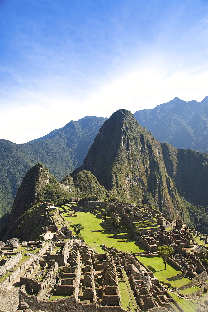 The ruins of Machu Picchu, with Huayna Picchu in the background, UNESCO World Heritage Site, The Sacred Valley, Peru, South America