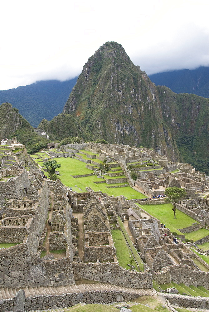 The ruins of Machu Picchu, with Huayna Picchu in the background, UNESCO World Heritage Site, The Sacred Valley, Peru, South America