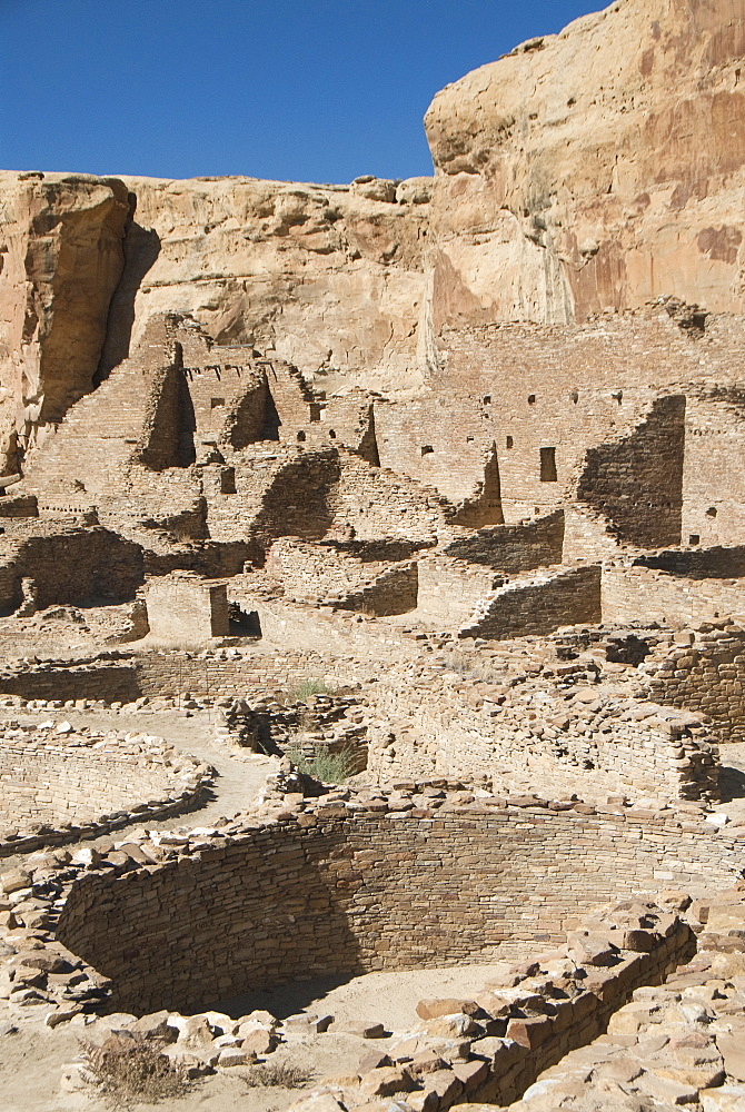 Chaco Culture National Historic Park, World Heritage Site, Pueblo Bonito, kiva (foreground), UNESCO World Heritage Site, New Mexico, United States of America, North America