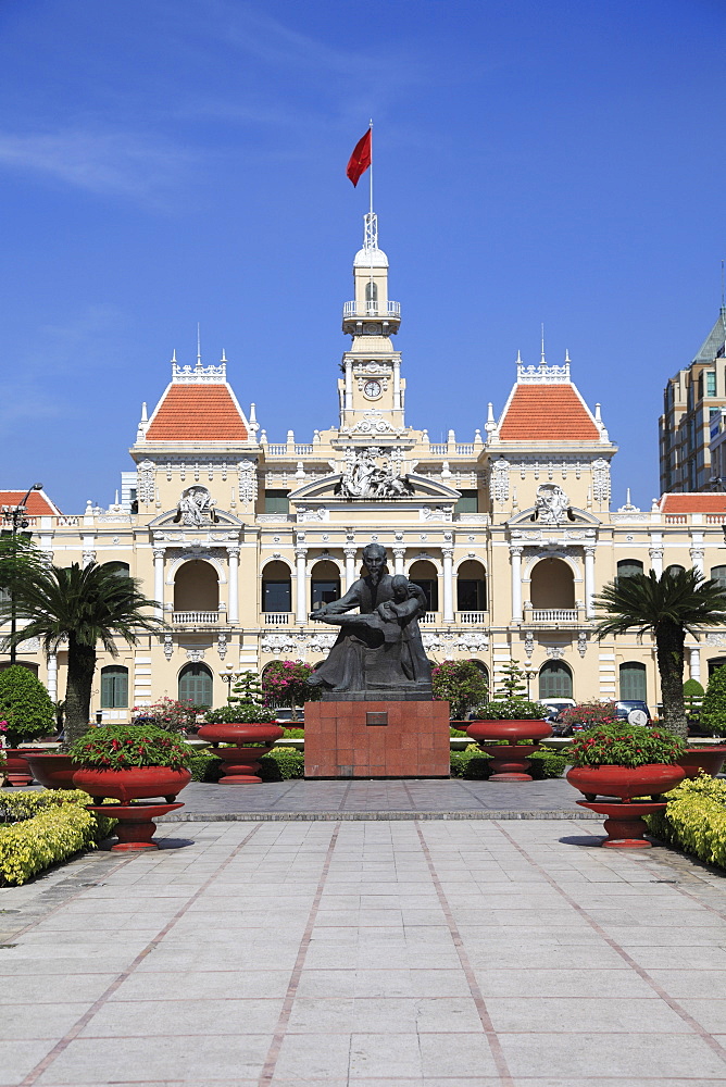 Peoples Committee Building, City Hall, Hotel de Ville, Ho Chi Minh Statue, Ho Chi Minh City, Saigon, Vietnam, Asia