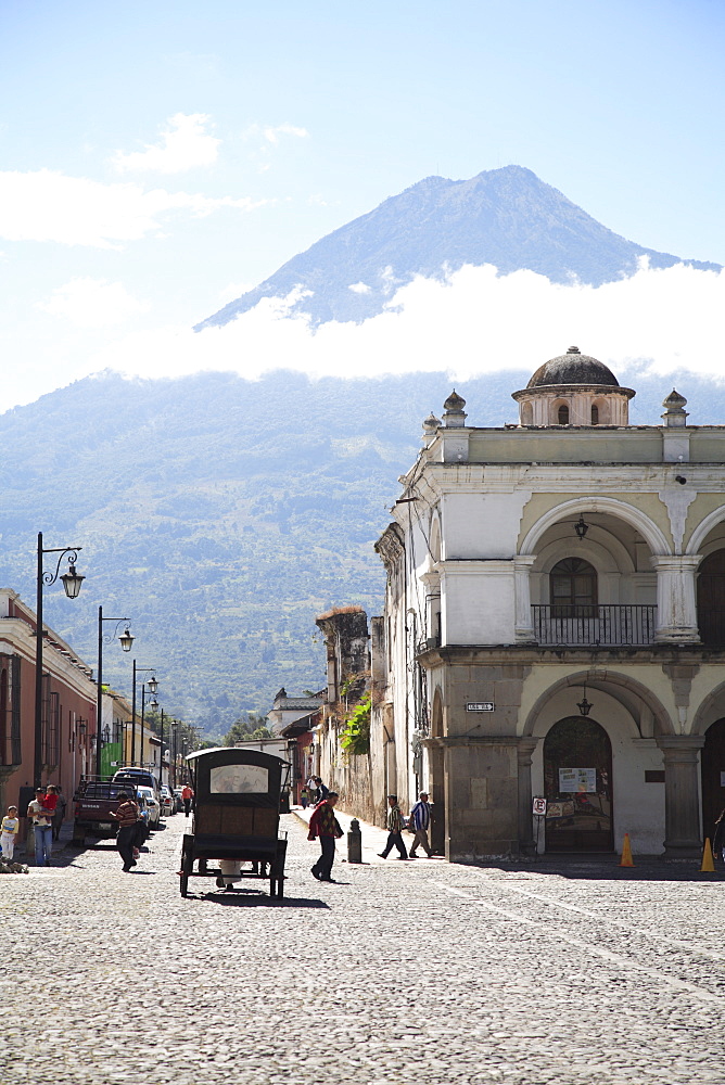 Parque Central (Central Park), Plaza, with the volcano Vulcan Agua behind, Antigua, Guatemala, Central America