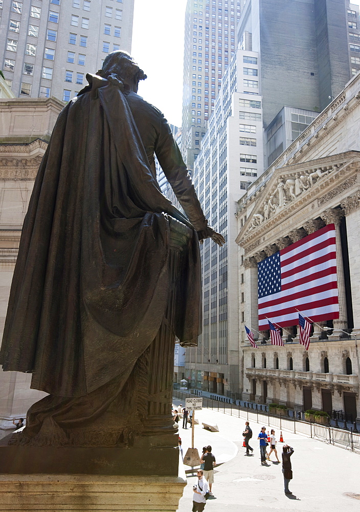 Statue of George Washington in front of Federal Hall, Wall Street, with the New York Stock Exchange behind, Manhattan, New York City, New York, United States of America, North America