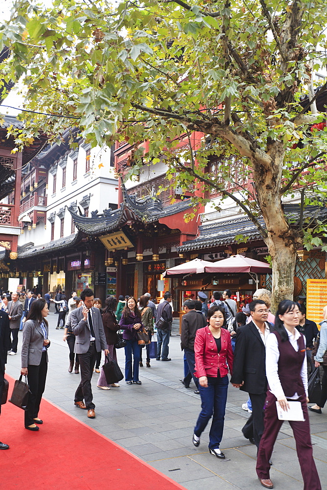 Shopping in the Yu Yuan (Yuyuan) Bazaar, Shanghai, China, Asia