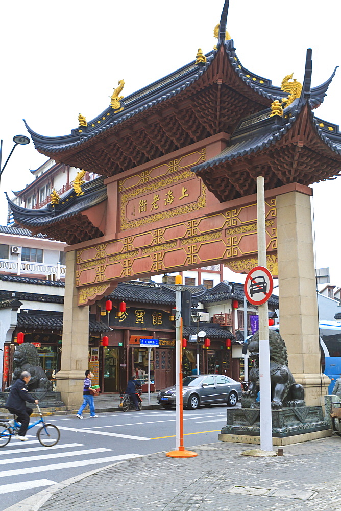 Traditional style Chinese gate on Shanghai Old Street, a restored traditional neighbourhood, Nanshi, Shanghai, China, Asia