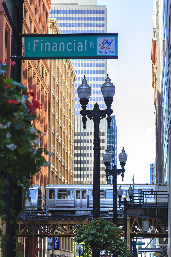 El train in The Loop, Downtown Chicago, Illinois, United States of America, North America 