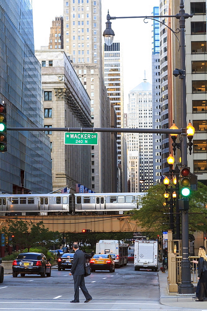 El train crossing North Clark Street, The Loop, Chicago, Illinois, United States of America, North America 