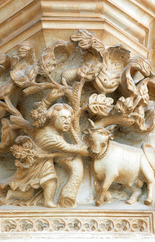 Carving of a peasant, Batalha monastery, UNESCO World Heritage Site, Batalha, Estremadura, Portugal, Europe