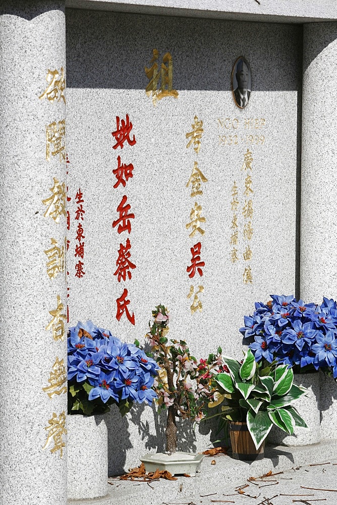 Chinese tomb at Pere Lachaise cemetery, Paris, Ile de France, France, Europe