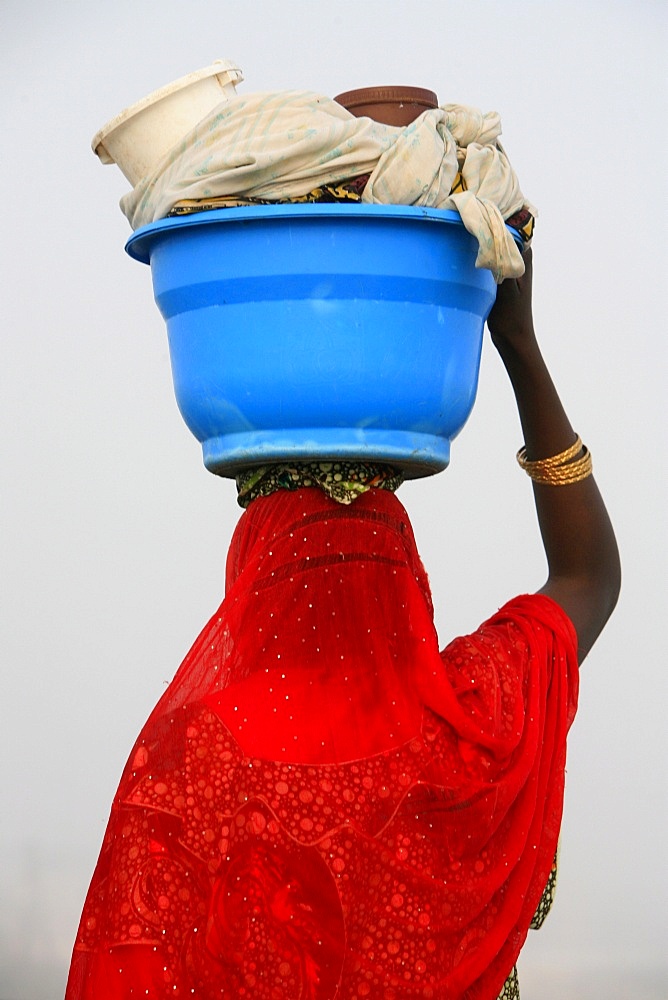 Woman carrying a bowl on her head, Saint Louis, Senegal, West Africa, Africa