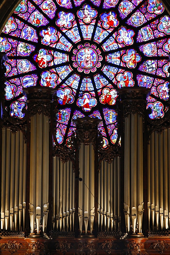 Master organ in Notre Dame de Paris cathedral, Paris, France, Europe