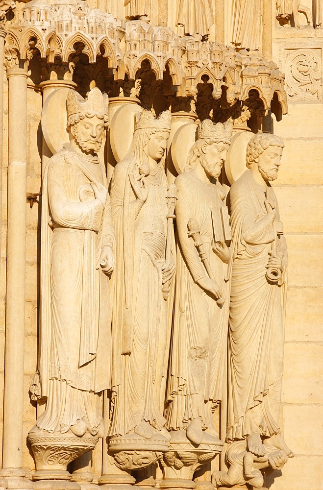 St. Anne's gate sculptures of King and Queen of Sheba, Solomon and St. Peter, west front, Notre Dame Cathedral, UNESCO World Heritage Site, Paris, France, Europe