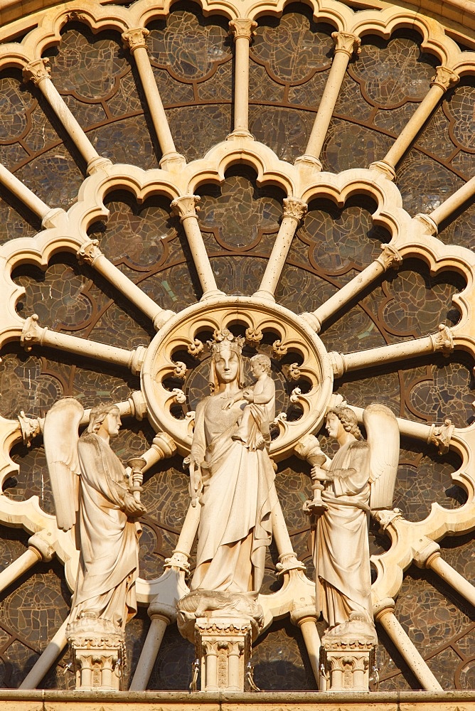 Virgin and Child and angels west front, Notre Dame Cathedral, UNESCO World Heritage Site, Paris, France, Europe