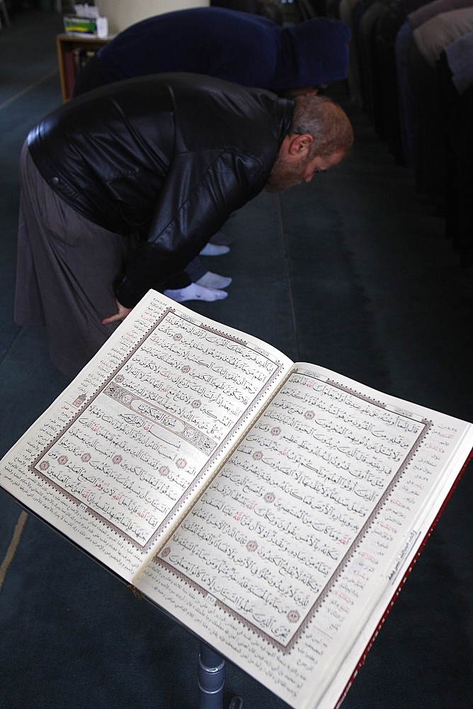 Prayer in Al-Sharia mosque, Jabal Lweibdeh, Amman, Jordan, Middle East