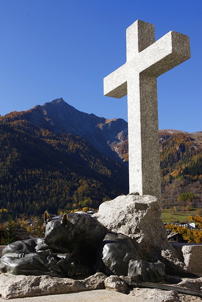 Cross and statue of mountain guide dog, Courmayeur, Val d'Aoste, Italy, Europe