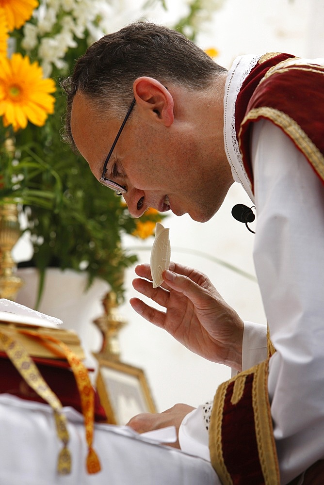 Mass, traditionalist Catholic pilgrimage, Bievres, Essonne, France, Europe