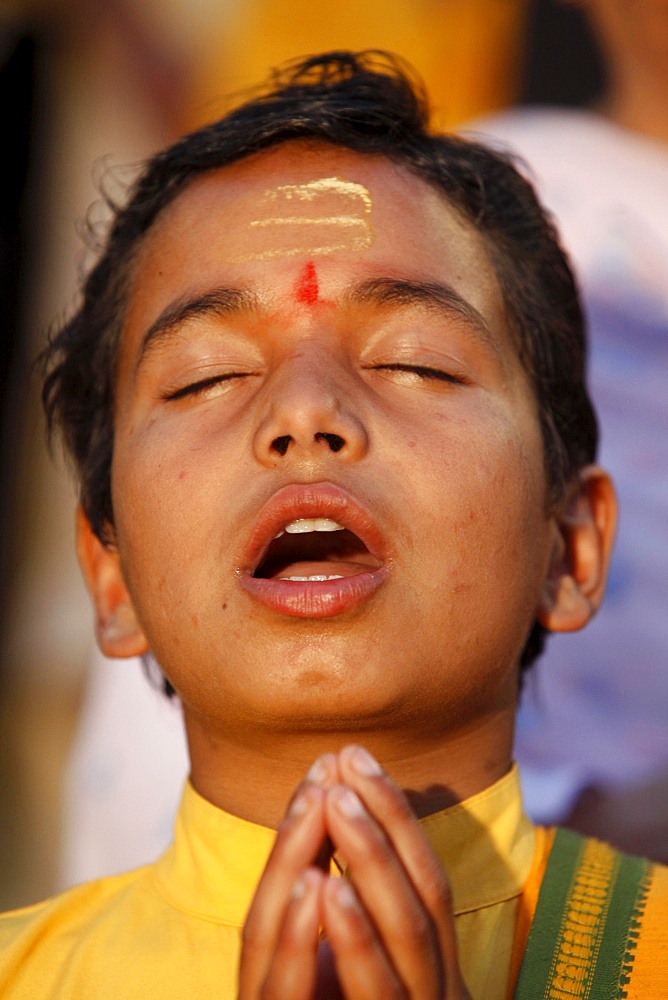 Brahmachari singing in Parmath, Rishikesh, Uttarakhand, India, Asia