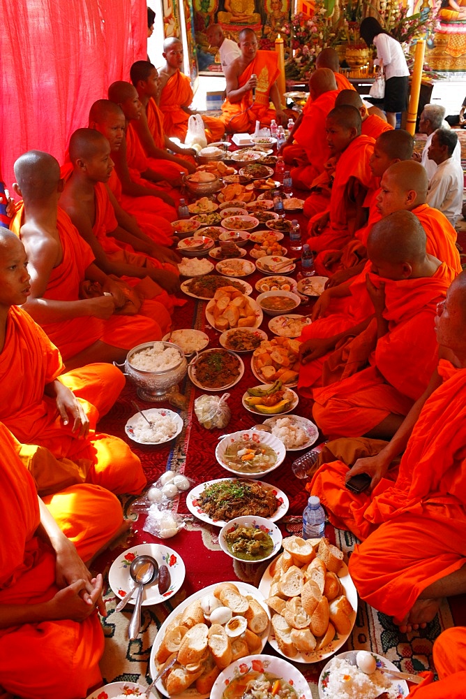 Monks eating a meal on Meak Bochea (Makha Bucha) holiday, Udong, Cambodia, Indochina, Southeast Asia, Asia