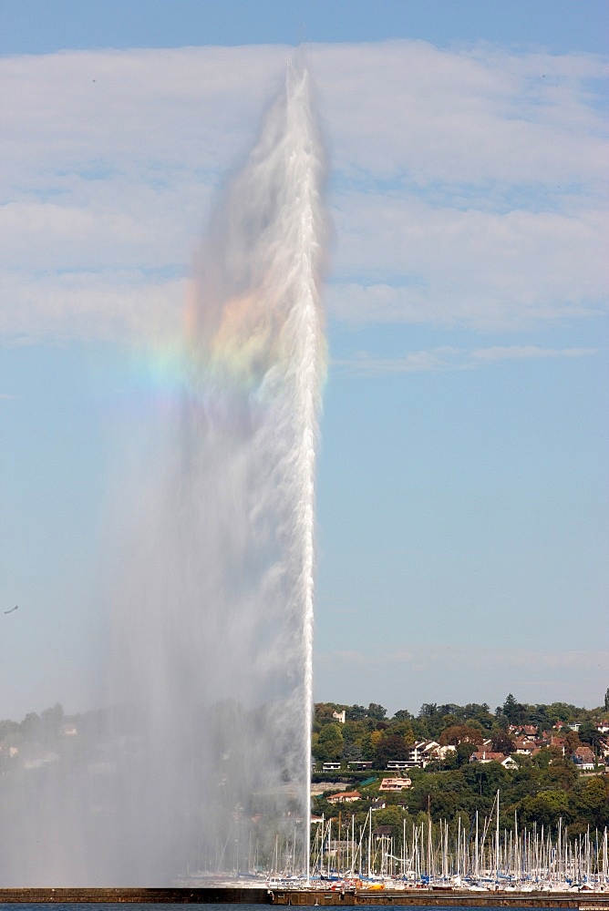 Jet d'Eau, the world's tallest fountain, on Lake Geneva (Lake Leman), Geneva, Switzerland, Europe