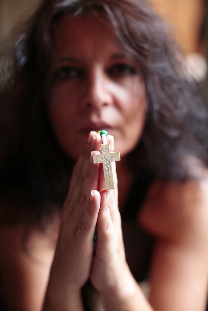 Woman praying the rosary, Cotonou, Benin, West Africa, Africa