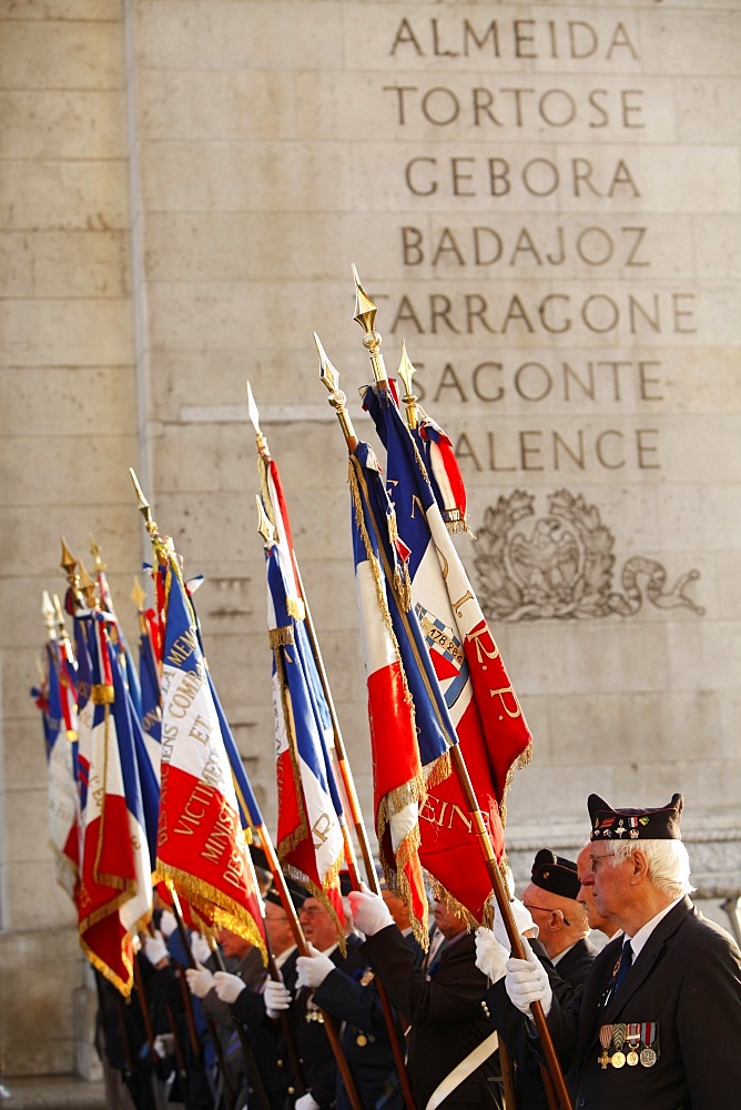 War veterans at the Arc de Triomphe, Paris, France, Europe