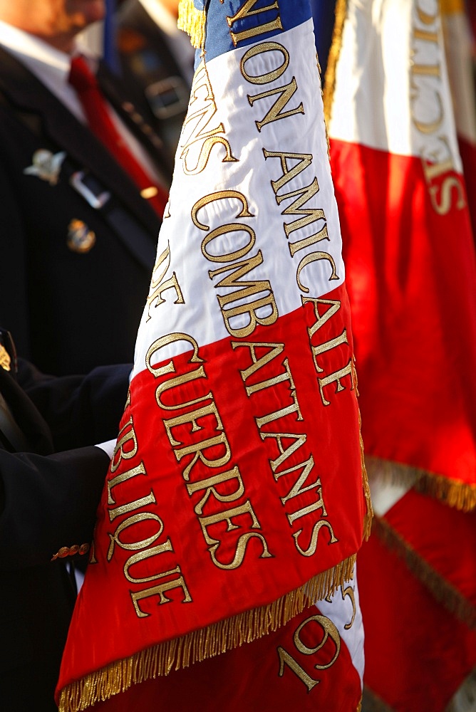 War veterans at the Arc de Triomphe, Paris, France, Europe